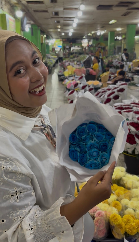 Bunga mawar biru di Pasar Rawa Belong. Foto: kumparan/Selfy Momongan.