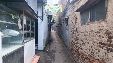 TKP mahasiswi Unpad yang dilindas oleh pelaku penodongan di RT 03/RW 01 Dusun Sukamanah, Desa Hegarmanah, Kecamatan Jatinangor, Kabupaten Sumedang saat ditemui pada Jumat (15/5/2026). Foto: Abisatya/kumparan
