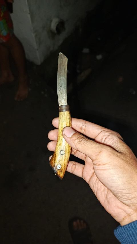 Barang bukti pelaku penodongan mahasiswi Unpad yang dilindas di RT 03/RW 01 Dusun Sukamanah, Desa Hegarmanah, Kecamatan Jatinangor, Kabupaten Sumedang saat ditemui pada Jumat (15/5/2026). Foto: Istimewa