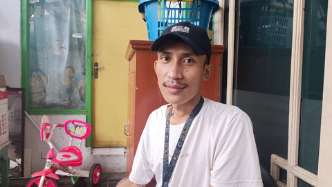 Risman, Ketua Karang Taruna RW 01 Dusun Sukamanah, Desa Hegarmanah, Kecamatan Jatinangor, Kabupaten Sumedang saat ditemui pada Jumat (15/5/2026). Foto: Abisatya/kumparan