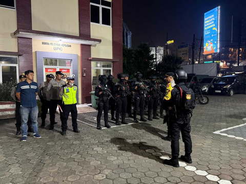Brimob Polda Metro Jaya saat melakukan patroli dan mengamankan 4 remaja yang sedang minum miras di Pamulang, Tangerang Selatan, Jumat (15/5/2026). Foto: Dok. Polda Metro Jaya