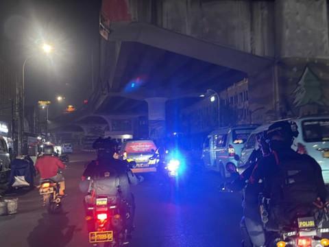 Brimob Polda Metro Jaya saat melakukan patroli dan mengamankan 4 remaja yang sedang minum miras di Pamulang, Tangerang Selatan, Jumat (15/5/2026). Foto: Dok. Polda Metro Jaya