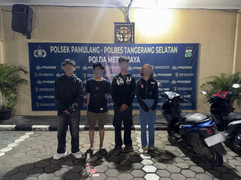 Brimob Polda Metro Jaya saat melakukan patroli dan mengamankan 4 remaja yang sedang minum miras di Pamulang, Tangerang Selatan, Jumat (15/5/2026). Foto: Dok. Polda Metro Jaya