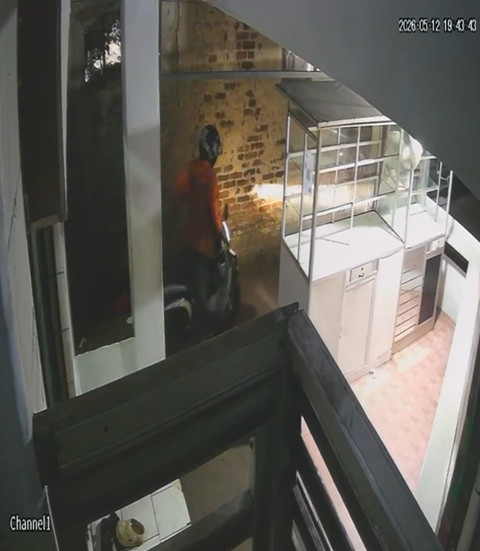 Rekaman CCTV detik-detik mahasiswi yang dilindas oleh pelaku penodongan dan barang bukti yang ditemukan oleh warga. Foto: Dok. Istimewa