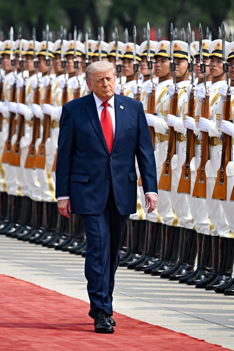 Presiden AS Donald Trump melakukan inspeksi pasukan bersama Presiden China Xi Jinping di Beijing, China (14/5/2026) Foto: Kenny Holston/Pool via REUTERS