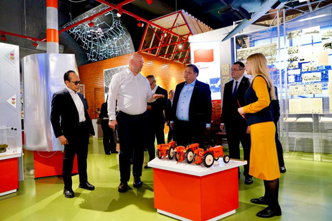 Menko Airlangga meninjau industri strategis di Belarus. Dok: Kemenko Perekonomian