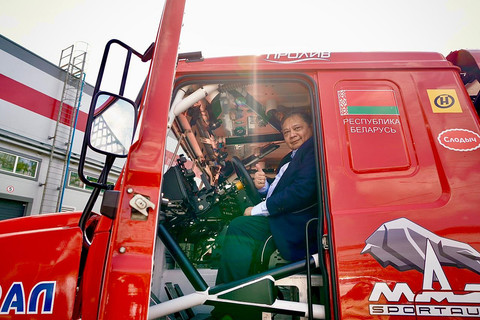 Menko Airlangga meninjau industri strategis di Belarus. Dok: Kemenko Perekonomian