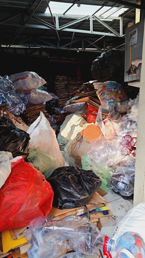Proses pemilahan sampah di Bank Sampah Bumi Lestari, Kelurahan Srengseng, Jakarta Barat.  Foto: Dok. Bank Sampah Bumi Lestari