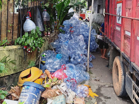 Proses pemilahan sampah di Bank Sampah Bumi Lestari, Kelurahan Srengseng, Jakarta Barat.  Foto: Dok. Bank Sampah Bumi Lestari