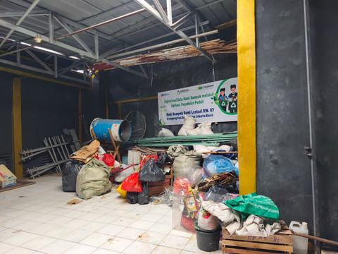 Kondisi Bank Sampah Bumi Lestari di Kelurahan Srengseng, Jakarta Barat, dengan volume sampah yang tersisa relatif sedikit usai proses pengangkutan beberapa hari lalu, Jumat (15/5/2026). Foto: Aditya Nugraha/kumparan
