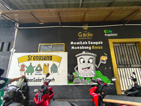 Kondisi Bank Sampah Bumi Lestari di Kelurahan Srengseng, Jakarta Barat, dengan volume sampah yang tersisa relatif sedikit usai proses pengangkutan beberapa hari lalu, Jumat (15/5/2026). Foto: Aditya Nugraha/kumparan