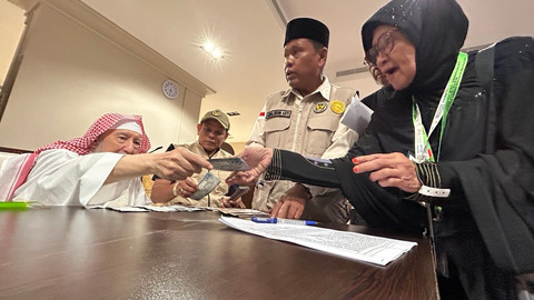 Proses pembagian dana wakaf kepada jemaah haji asal Aceh di Makkah. Foto: Dok. MCH 2026