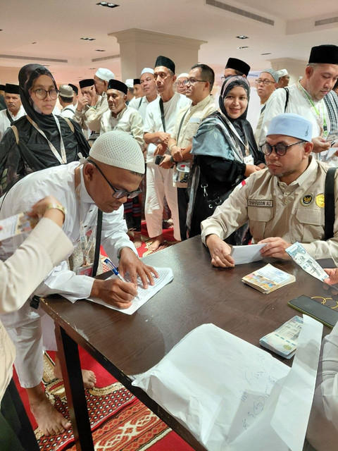 Proses pembagian dana wakaf kepada jemaah haji asal Aceh di Makkah. Foto: Dok. MCH 2026