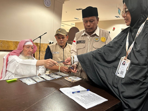 Proses pembagian dana wakaf kepada jemaah haji asal Aceh di Makkah. Foto: Dok. MCH 2026