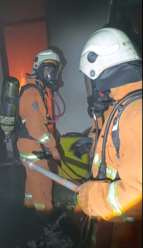 Petugas pemadam kebakaran memadamkan api di RSUD Dr. Soetomo, Jumat (15/5/2026). Foto: Dok. DPKP Kota Surabaya