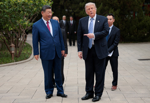 Presiden AS Donald Trump berjalan bersama Presiden China Xi Jinping saat hendak meninggalkan lokasi setelah kunjungan ke Taman Zhongnanhai di Beijing, China (15/5/2026). Foto: Evan Vucci/REUTERS