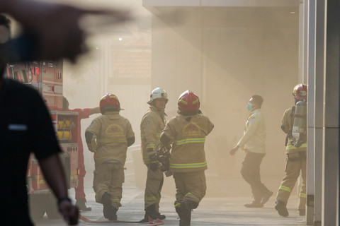 Sejumlah petugas mengevakuasi pasien saat terjadinya kebakaran di gedung Pusat Pelayanan Jantung Terpadu RSUD Dr Soetomo, Surabaya, Jawa Timur, Jumat (15/5/2026).  Foto: Didik Suhartono/ANTARA FOTO