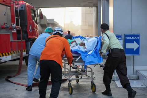 Sejumlah petugas mengevakuasi pasien saat terjadinya kebakaran di gedung Pusat Pelayanan Jantung Terpadu RSUD Dr Soetomo, Surabaya, Jawa Timur, Jumat (15/5/2026).  Foto: Didik Suhartono/ANTARA FOTO
