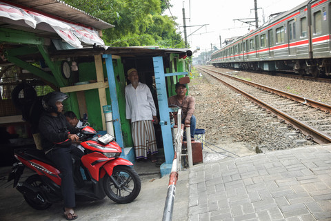 Pengendara motor bersiap menyeberangi perlintasan kereta sebidang di kawasan Tebet Timur, Jakarta, Jumat (15/5/2026). Foto: Fakhri Hermansyah/ANTARA FOTO