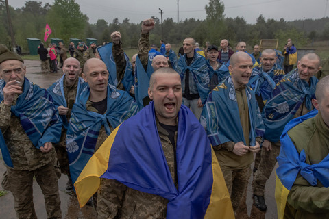 Sejumlah tawanan perang Ukraina yang dibebaskan setelah pertukaran tawanan di lokasi yang tidak diungkapkan di wilayah Chernihiv, Jumat (15/5/2026). Foto: Roman Pilipey/AFP