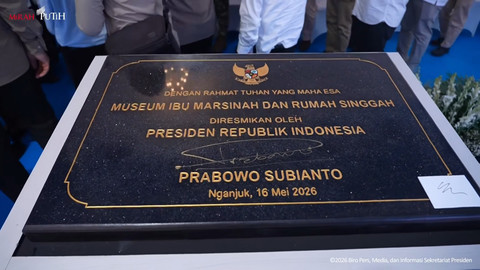 Presiden Prabowo Subianto menanda tangani batu peresmian Museum dan Rumah Singgah Marsinah di Desa Nglundo, Nganjuk, Jawa Timur, Sabtu (16/5). Foto: YouTube/ Sekretariat Presiden