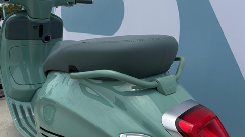 Vespa edisi 80 tahun dengan warna hijau khas 1940-an meluncur di Vietnam. Foto: Aditya Pratama Niagara/kumparan