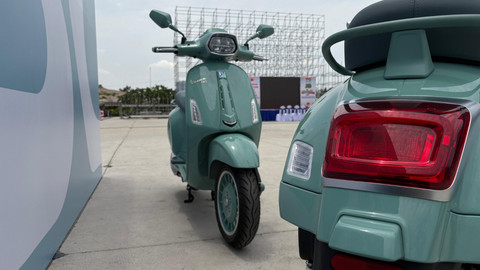 Vespa edisi 80 tahun dengan warna hijau khas 1940-an meluncur di Vietnam. Foto: Aditya Pratama Niagara/kumparan