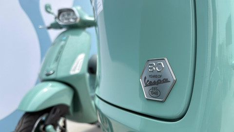 Vespa edisi 80 tahun dengan warna hijau khas 1940-an meluncur di Vietnam. Foto: Aditya Pratama Niagara/kumparan