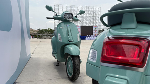 Vespa edisi 80 tahun dengan warna hijau khas 1940-an meluncur di Vietnam. Foto: Aditya Pratama Niagara/kumparan