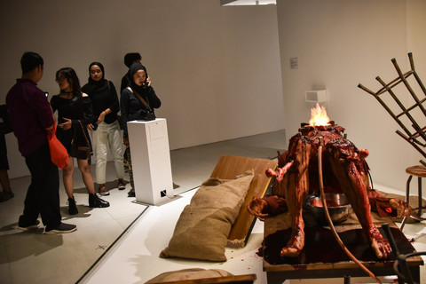 Pengunjung mengamati instalasi seni pada pameran Macabre Art Installation Ghost in the Cell di Nirmana Falatehan, Jakarta, Sabtu (16/5/2026). Foto: Fakhri Hermansyah/ANTARA FOTO