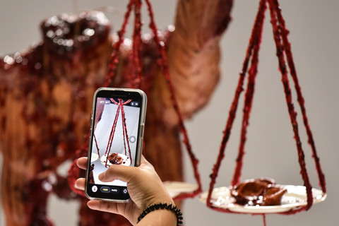 Pengunjung memotret instalasi seni pada pameran Macabre Art Installation Ghost in the Cell di Nirmana Falatehan, Jakarta, Sabtu (16/5/2026). Foto: Fakhri Hermansyah/ANTARA FOTO