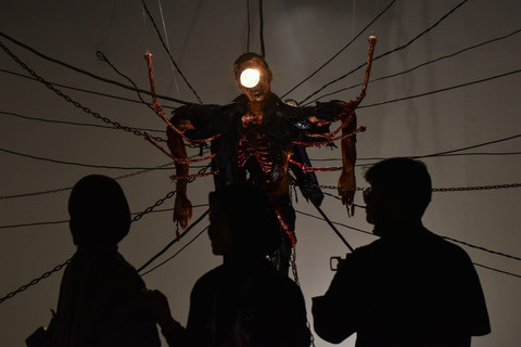 Pengunjung mengamati instalasi seni pada pameran Macabre Art Installation Ghost in the Cell di Nirmana Falatehan, Jakarta, Sabtu (16/5/2026). Foto: Fakhri Hermansyah/ANTARA FOTO