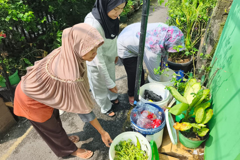 Warga memilah sampah dari rumah sebelum disetorkan ke Bank Sampah Bumi Lestari, Srengseng, Jakarta Barat, Minggu (17/5/2026). Foto: Aditya Nugraha/kumparan