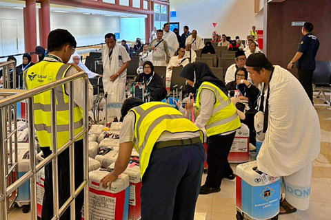 Jemaah haji di ruang tunggu keberangkatan terminal 2 Bandara Soekarno-Hatta, Minggu (17/5/2026). Foto: Rayyan/kumparan 