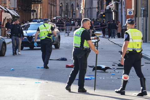 Polisi bekerja di lokasi kejadian setelah beberapa orang terluka ketika sebuah mobil menabrak pejalan kaki di pusat kota Modena, Italia, Sabtu (16/5/2026). Foto: Stringer/REUTERS