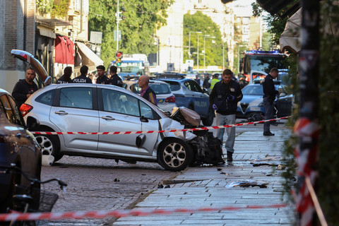 Polisi bekerja di lokasi kejadian setelah beberapa orang terluka ketika sebuah mobil menabrak pejalan kaki di pusat kota Modena, Italia, Sabtu (16/5/2026). Foto: Stringer/REUTERS