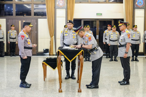 Kapolri Jenderal Polisi Listyo Sigit Prabowo memimpin langsung pelantikan dan serah terima jabatan (sertijab) sejumlah pejabat utama Mabes Polri serta beberapa Kapolda di Rupattama Mabes Polri, Jakarta, Minggu (17/5/2026). Foto: Polri