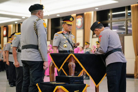 Kapolri Jenderal Polisi Listyo Sigit Prabowo memimpin langsung pelantikan dan serah terima jabatan (sertijab) sejumlah pejabat utama Mabes Polri serta beberapa Kapolda di Rupattama Mabes Polri, Jakarta, Minggu (17/5/2026). Foto: Polri