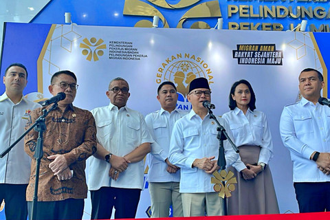 Menteri P2MI, Mukhtarudin (ketiga kanan) bersama KSP, Dudung Abdurachman (kedua kiri) dan Wamen Imigrasi dan Pemasyarakatan, Silmy Karim (kanan) saat memberikan keterangan di Kantor Kementerian P2MI, Jakarta, Senin (18/5/2026). Foto: Jeni Ritanti/kumparan