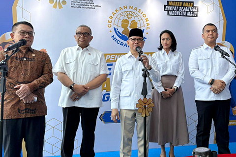 Menteri P2MI, Mukhtarudin (ketiga kanan) bersama KSP, Dudung Abdurachman (kiri) dan Wamen Imigrasi dan Pemasyarakatan, Silmy Karim (kanan) saat memberikan keterangan di Kantor Kementerian P2MI, Jakarta, Senin (18/5/2026). Foto: Jeni Ritanti/kumparan