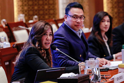 Menkomdigi Meutya Hafid bersama Wamen Komdigi Angga Raka Prabowo dan Dirjen Komunikasi Publik dan Media Kemkomdigi Fifi Aleyda Yahya memberi paparan saat raker dengan Komisi I DPR di Kompleks Parlemen, Senayan, Jakarta, Senin (18/5/2026). Foto: Asprilla Dwi Adha/ANTARA FOTO