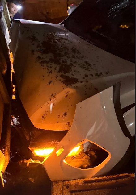 Mobil berpelat nomor BA 2 yang ditumpangi Vasco rusak parah usai menabrak truk dari belakang. Foto: Instagram Vasco Ruseimy