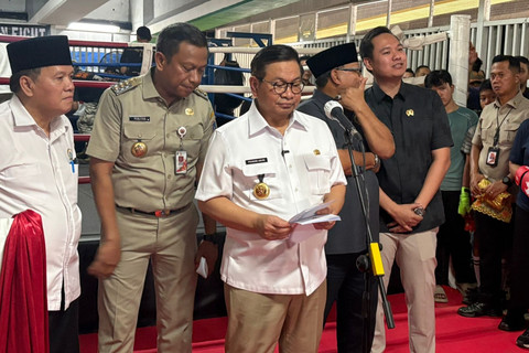 Gubernur DKI Jakarta Pramono Anung saat meninjau dan meresmikan sasana tinju di kolong jalan layang kawasan Pasar Rebo, Jakarta Timur, Senin (18/5/2026). Foto: Ryan Iqbal/kumparan