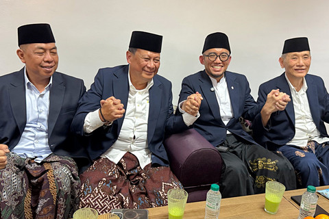 Wamenhaj Dahnil Anzar Simanjuntak (kedua kanan) bersama Jusuf Hamka (kanan) di Bandara Jeddah. Foto: Dok. MCH 2026