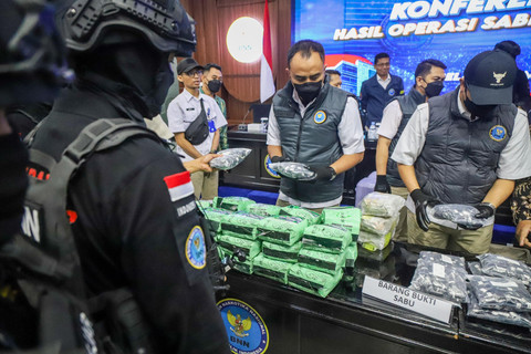 Petugas menujukkan barang bukti saat pemaparan hasil Operasi Saber Bersinar 2026 di Kantor BNN RI, Selasa (19/5/2026). Foto: Iqbal Firdaus/kumparan