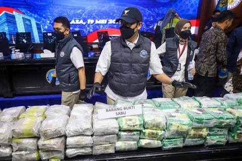 Petugas menujukkan barang bukti saat pemaparan hasil Operasi Saber Bersinar 2026 di Kantor BNN RI, Selasa (19/5/2026). Foto: Iqbal Firdaus/kumparan