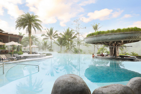Kolam utama dengan Sunken Pool Bar Padma Ubud Resort Bali. Foto: Padma. 