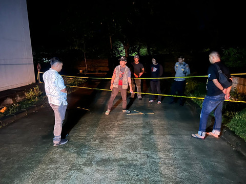 Polisi oleh TKP lokasi tewasnya mahasiswi Fakultas Teknik, Jurusan Arsitektur, Universitas Hasanuddin (Unhas), berinisial PJT (19 tahun) di kampus FT Unhas, Senin (18/5) malam. Foto: Dok. Polres Gowa Sulsel
