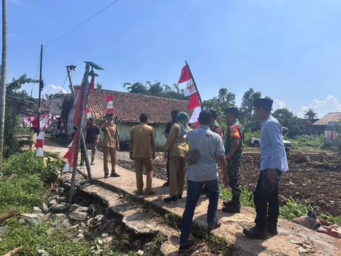 peletakan batu pertama untuk renovasi jembatan roboh di Desa Cilebut Barat, Sukaraja, Kabupaten Bogor pada Senin (18/5). Dok. Istimewa.
