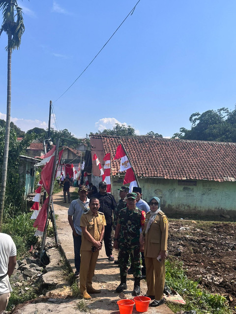 peletakan batu pertama untuk renovasi jembatan roboh di Desa Cilebut Barat, Sukaraja, Kabupaten Bogor pada Senin (18/5). Dok. Istimewa.